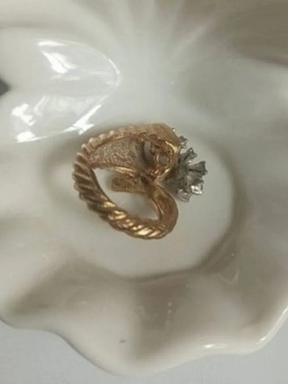 Avon Vintage Gold Tone Cornucopia Rhinestone Cluster Cocktail Ring